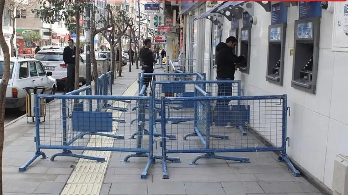 Banka ve ATM Önlerine Sosyal Mesafe Önlemi