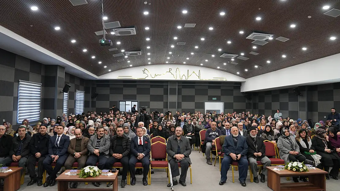 'Aile' temalı konferansa yoğun katılım