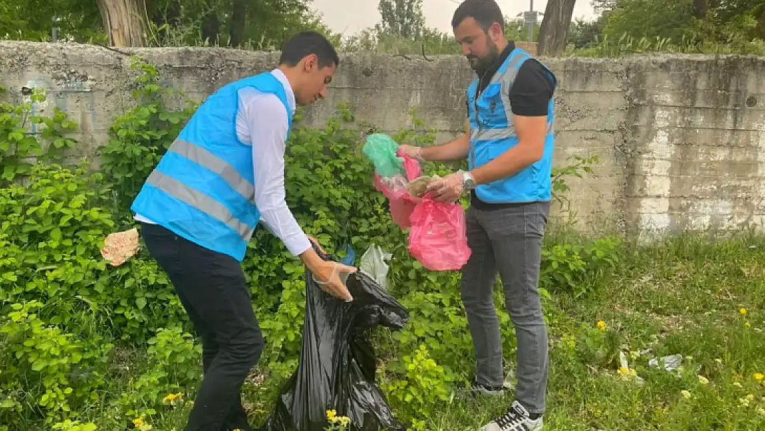 AK Gençlik Sivrice sahilinde kıyı temizliği yaptı 