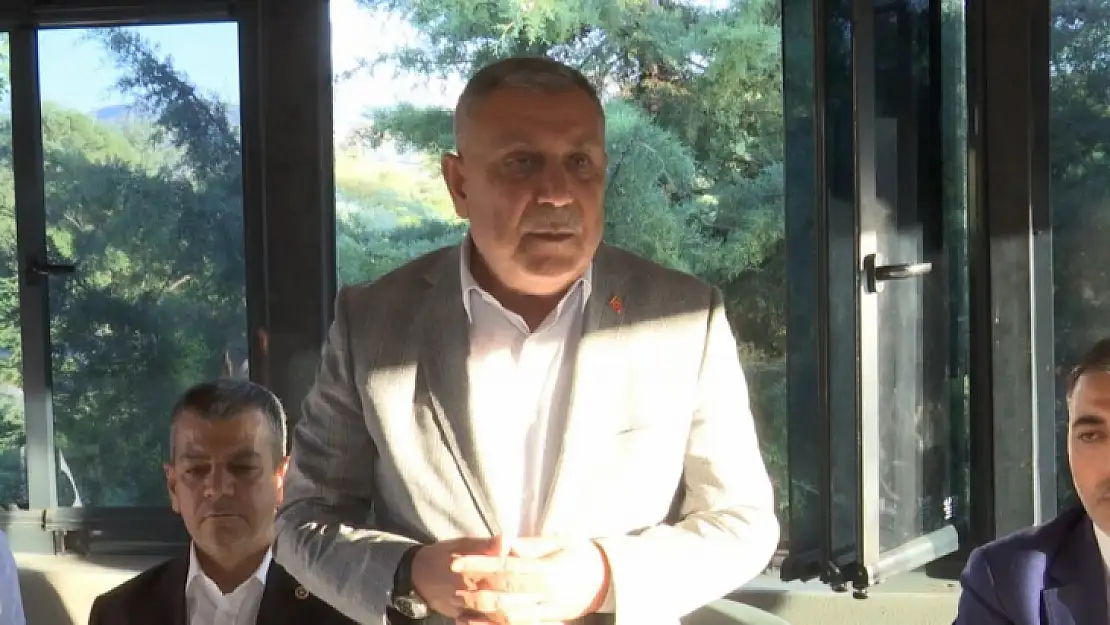 AK Parti teşkilatı muhtarları dinledi 