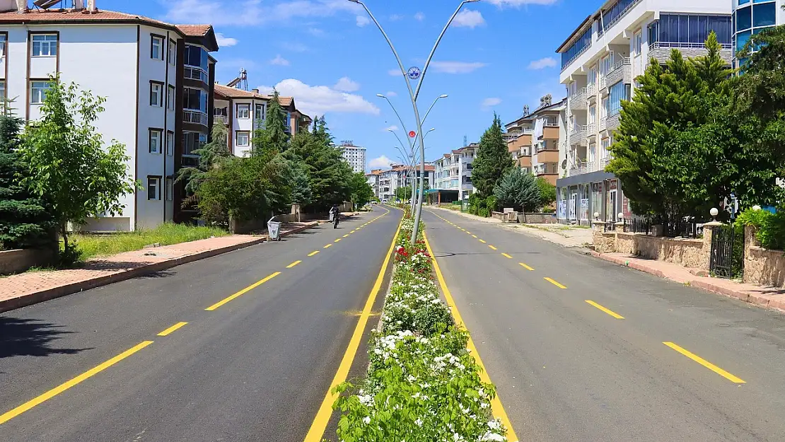 Asfaltlama, yol çizgi, yaya çizgisi ve işaret çalışmaları devam ediyor