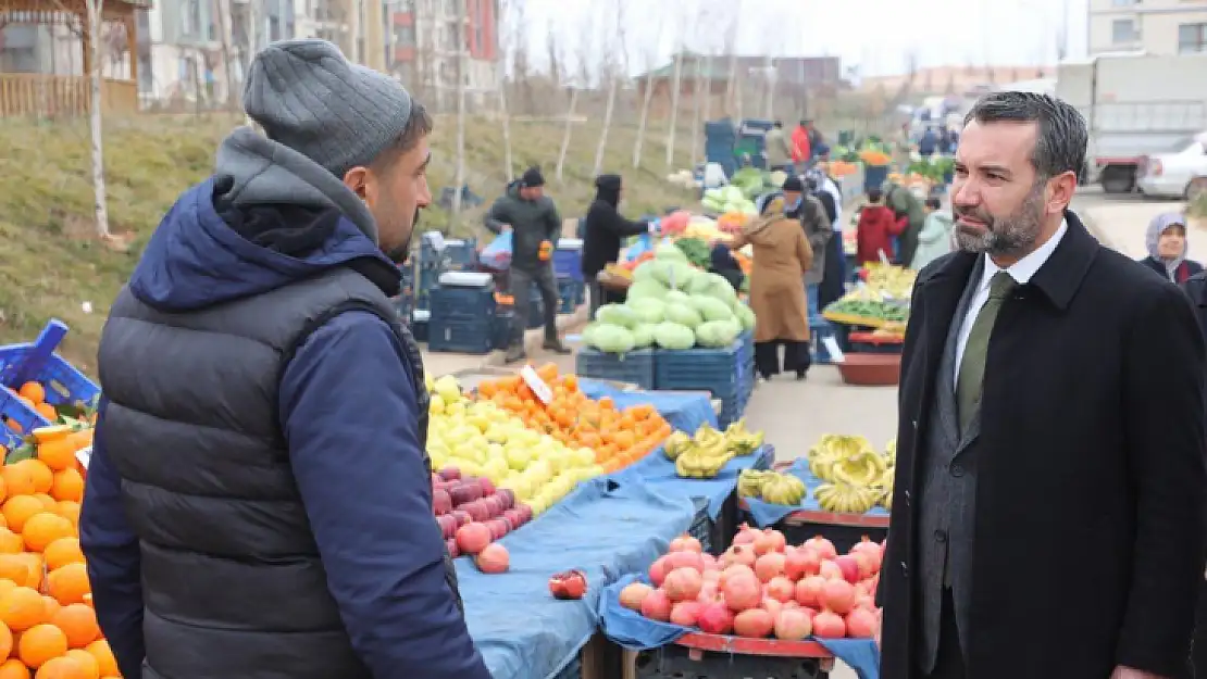 Başkan Şerifoğulları, pazar esnafını ziyaret etti