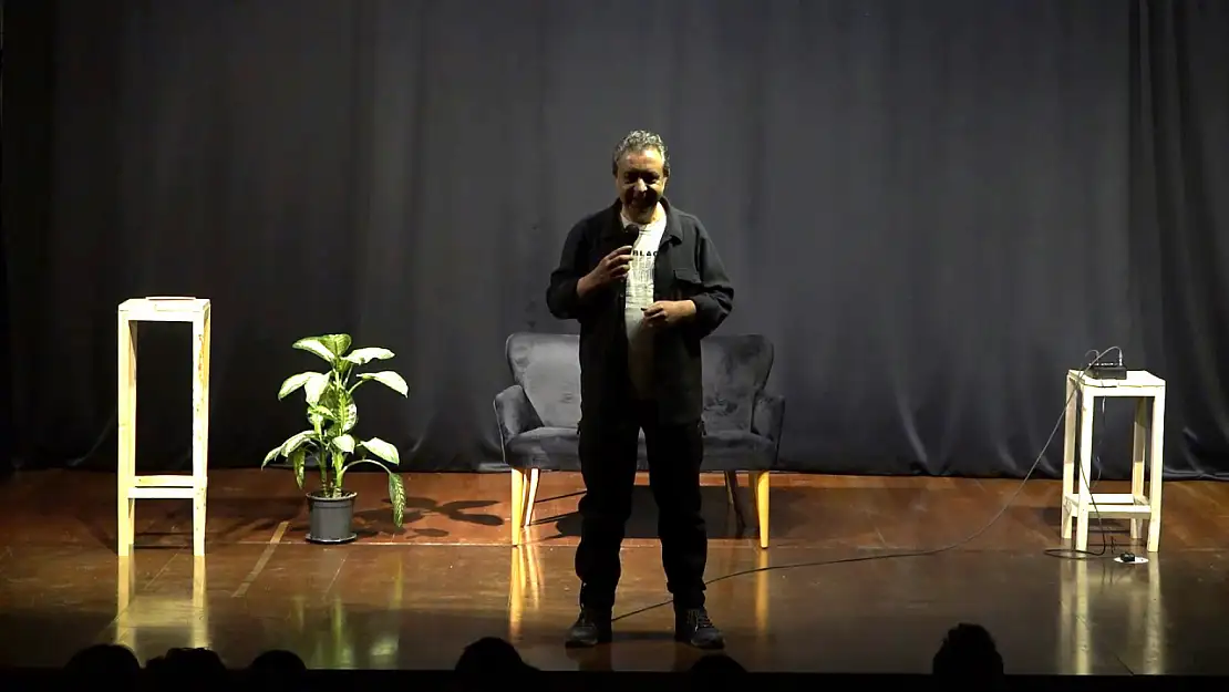 Bişey Bişey Stand-Up Gösterisi Elazığ'da sahnelendi