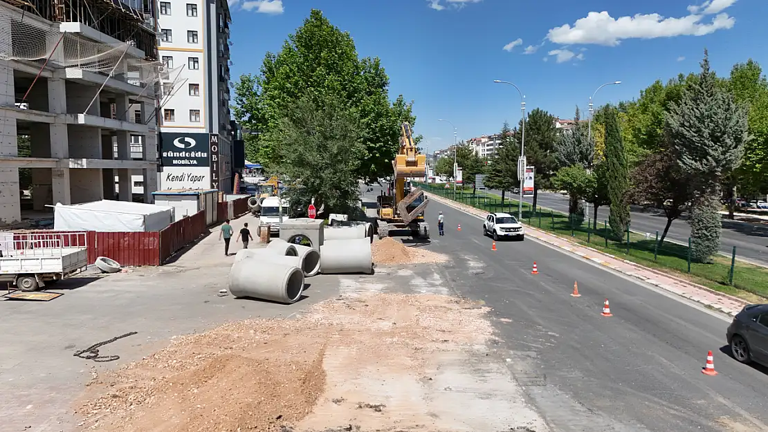 Cumhuriyet Mahallesi'nde kanalizasyon ve yağmur suyu hattı çalışmaları