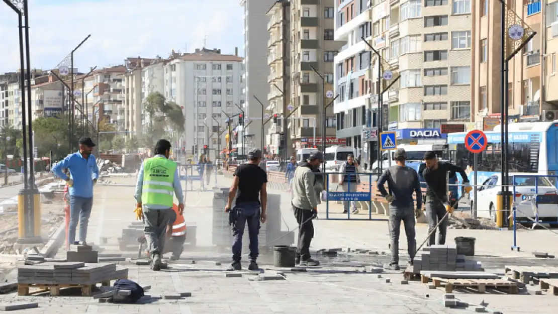 Cumhuriyet Meydanı açılışa hazırlanıyor 