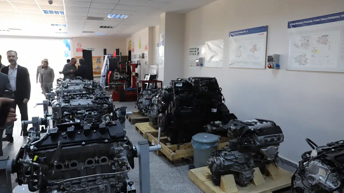 DELPHİ, FÜ'de açtığı yedek parça laboratuvarları ile eğitime destek veriyor