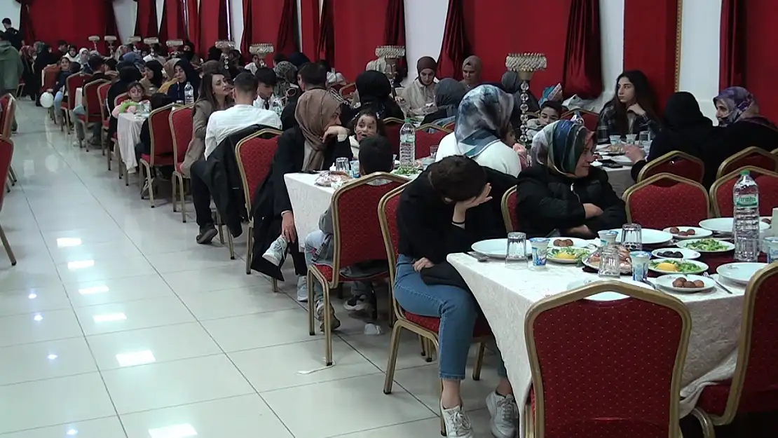 Eğitim Bir-Sen ve İHH'dan yetimlere iftar