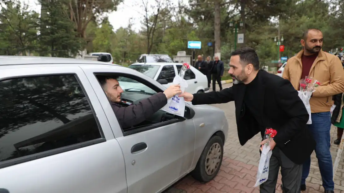 Elazığ Belediyesi, kabir ziyaretinde bulunan vatandaşlara Yasin'-i Şerif, karanfil ve badem şekeri dağıttı