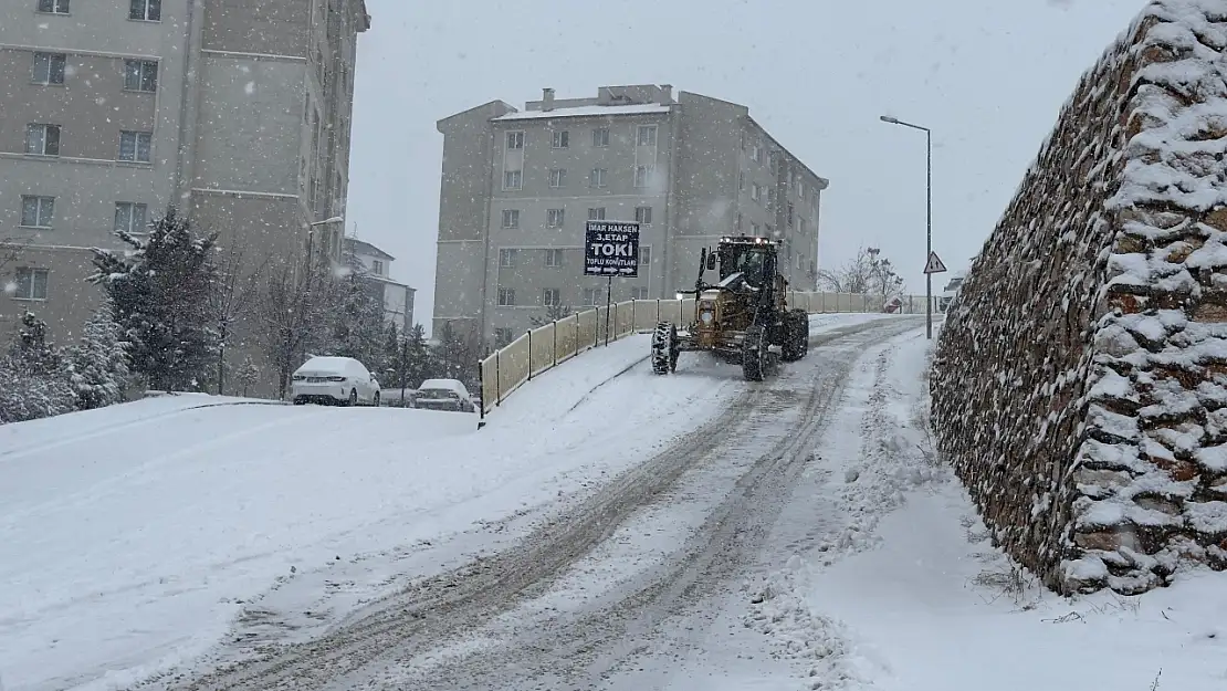 Elazığ Belediyesi, karla mücadele çalışmalarını aralıksız sürdürüyor