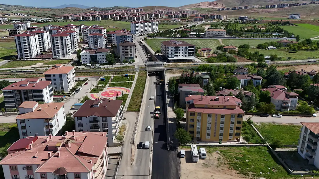 Elazığ Belediyesi, kent genelindeki asfaltlama çalışmalarına devam ediyor