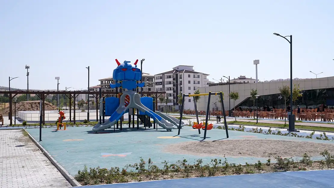 Elazığ Belediyesi, kent genelindeki parkları yeniliyor