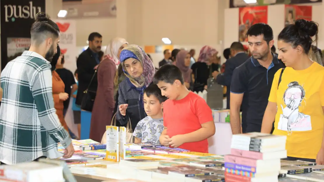 Elazığ Belediyesi Kitap Fuarı'na vatandaşlardan yoğun ilgi