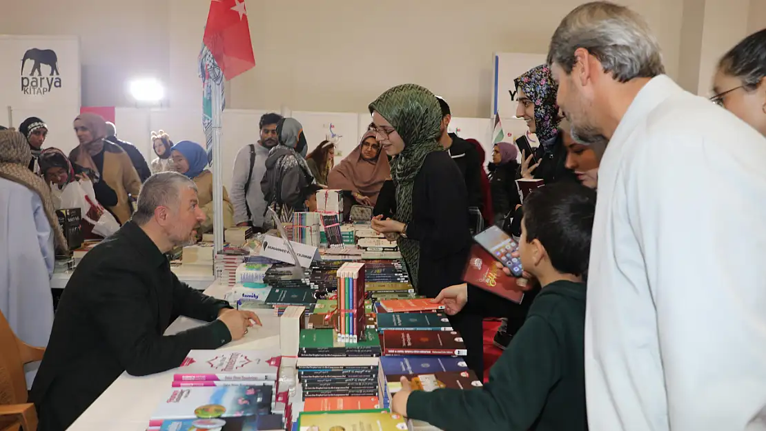 Elazığ Belediyesi Kitap Fuarı'na yoğun ilgi