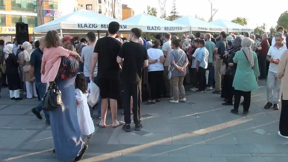 Elazığ Belediyesi'nden aşure ikramı