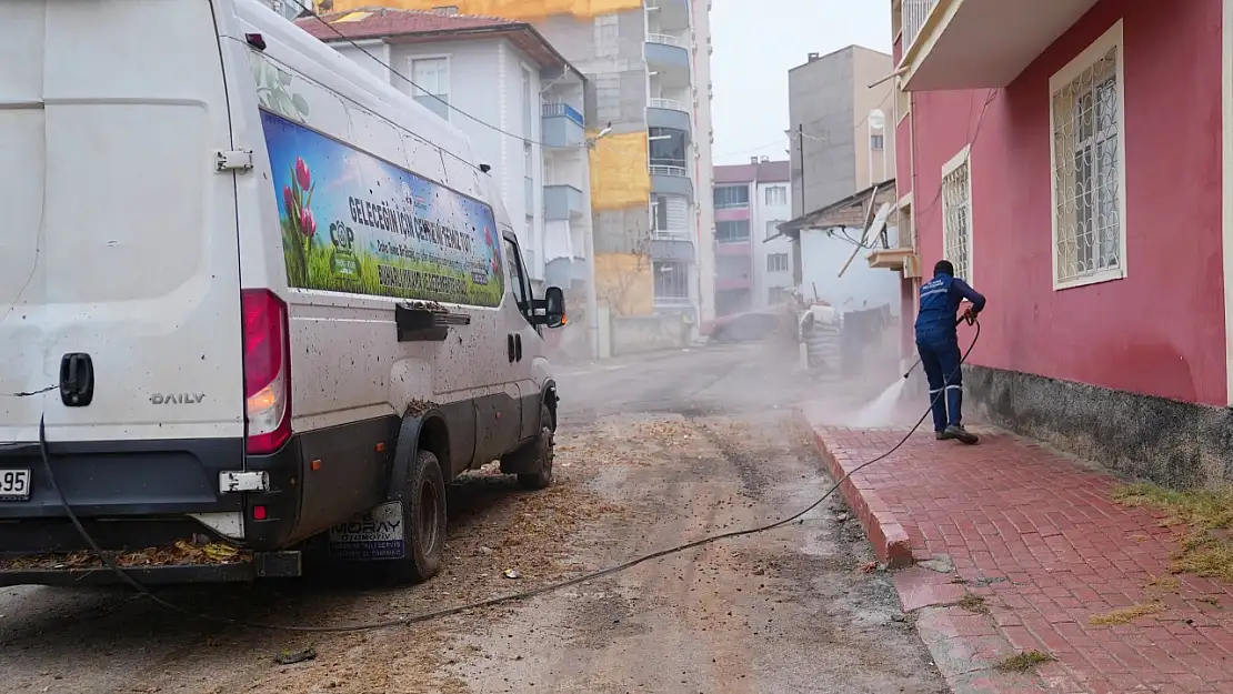 Elazığ Belediyesi, Olgunlar Mahallesi'nde kapsamlı temizlik yaptı