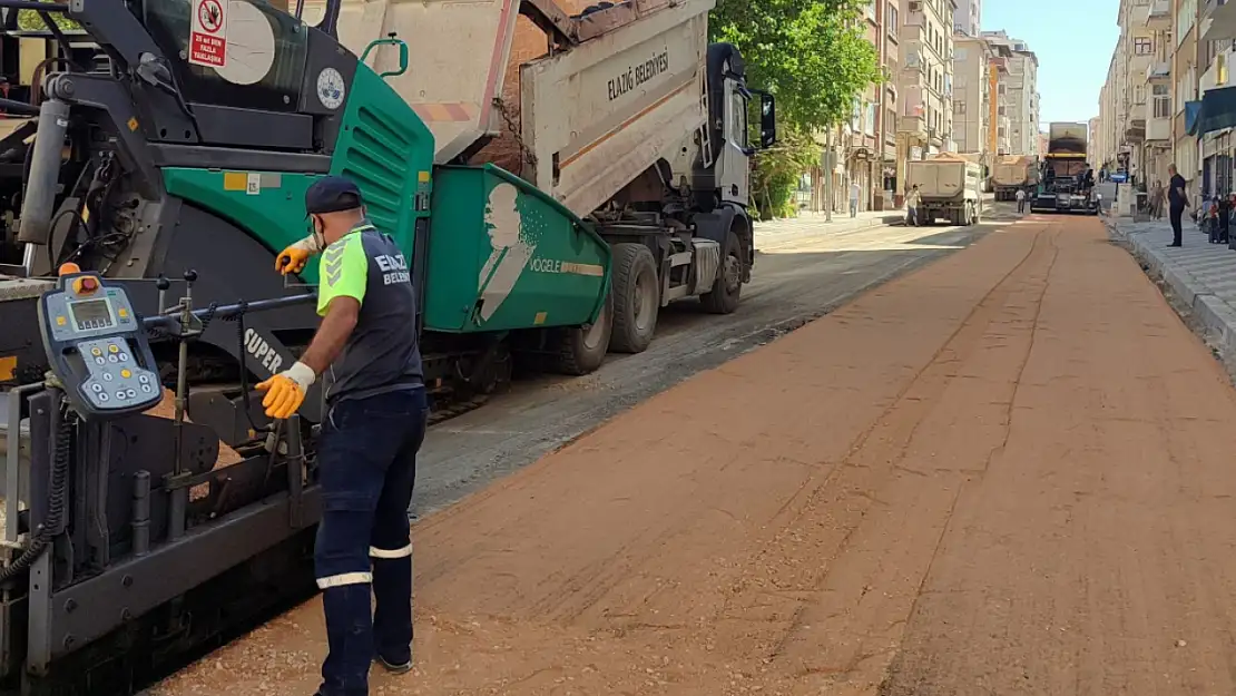 Elazığ Belediyesi, Rızaiye Mahallesi'nde yol yenileme çalışması yapıyor