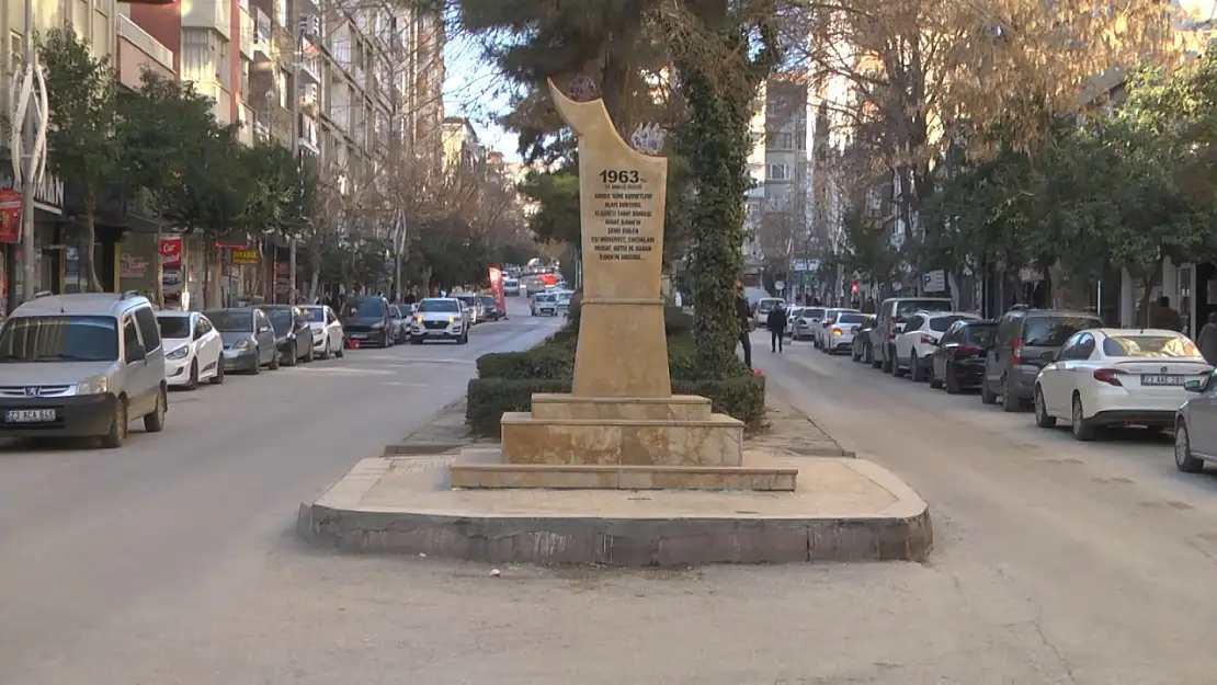 Elazığ Belediyesi, Şehit İlhanlar Caddesi'nde yol yenileme çalışması başlatıyor