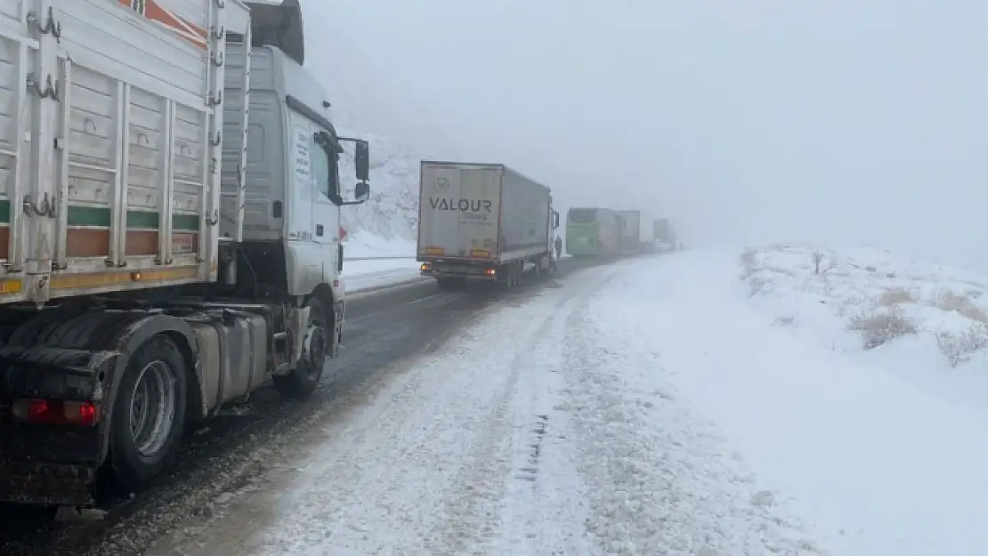 Elazığ - Bingöl karayolu kar nedeniyle tır trafiğine kapatıldı 