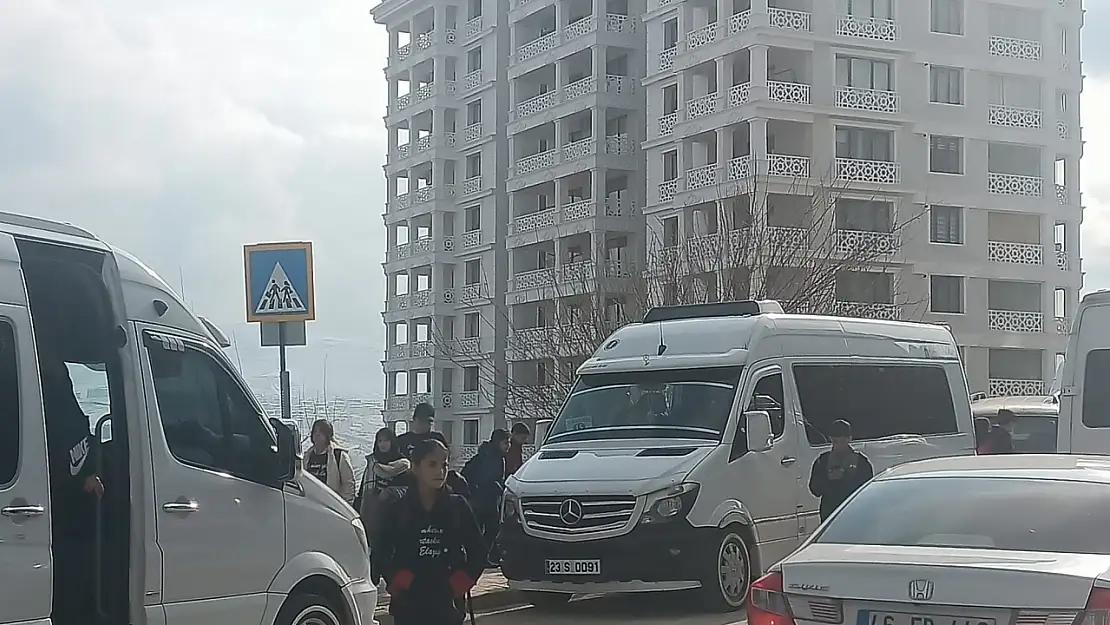 Elazığ Cumhuriyet Ortaokulu'nda servis tehlikesi! Veliler acil çözüm bekliyor