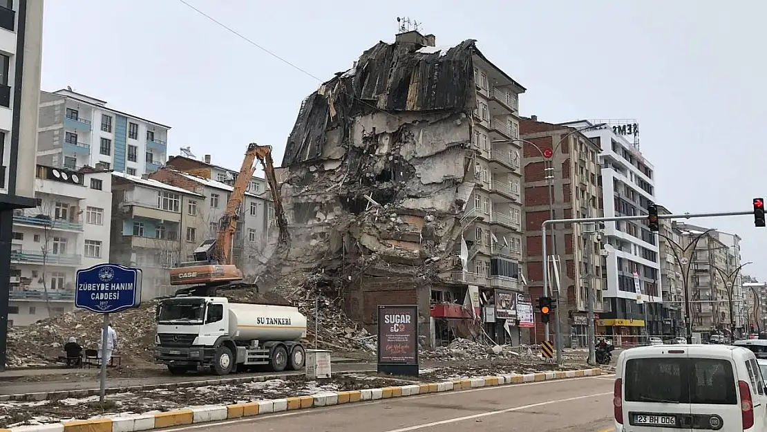 Elazığ'da ağır hasarlı kaç binanın enkazı kaldırıldı