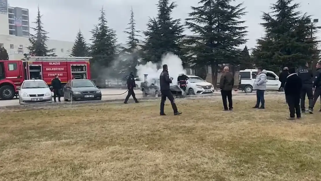 Elazığ'da park halindeki araç alev alev yandı 