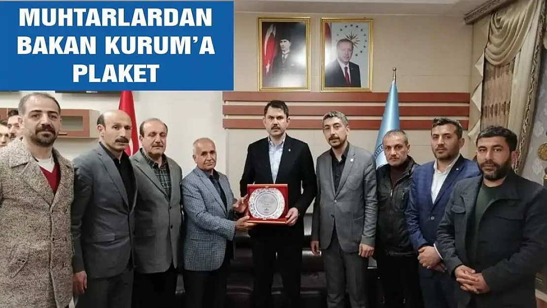 Muhtarlar Bakan Kurum'a Plaket Verdi