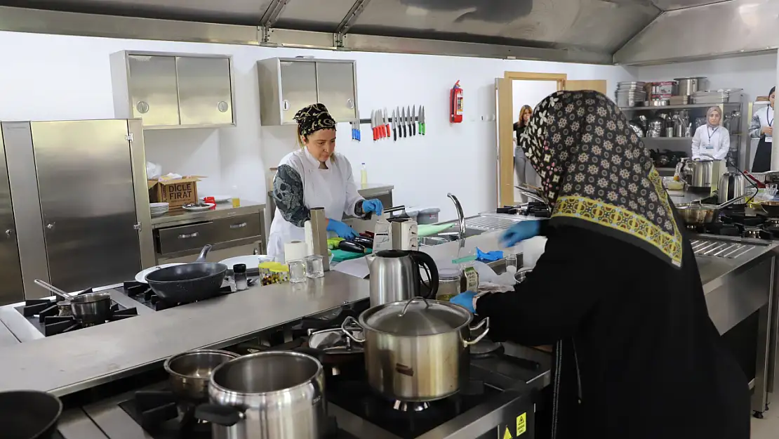 Fırat Üniversitesi'nde 'Elazığ Şefini Seçiyor' yemek yarışmalarının ödül töreni