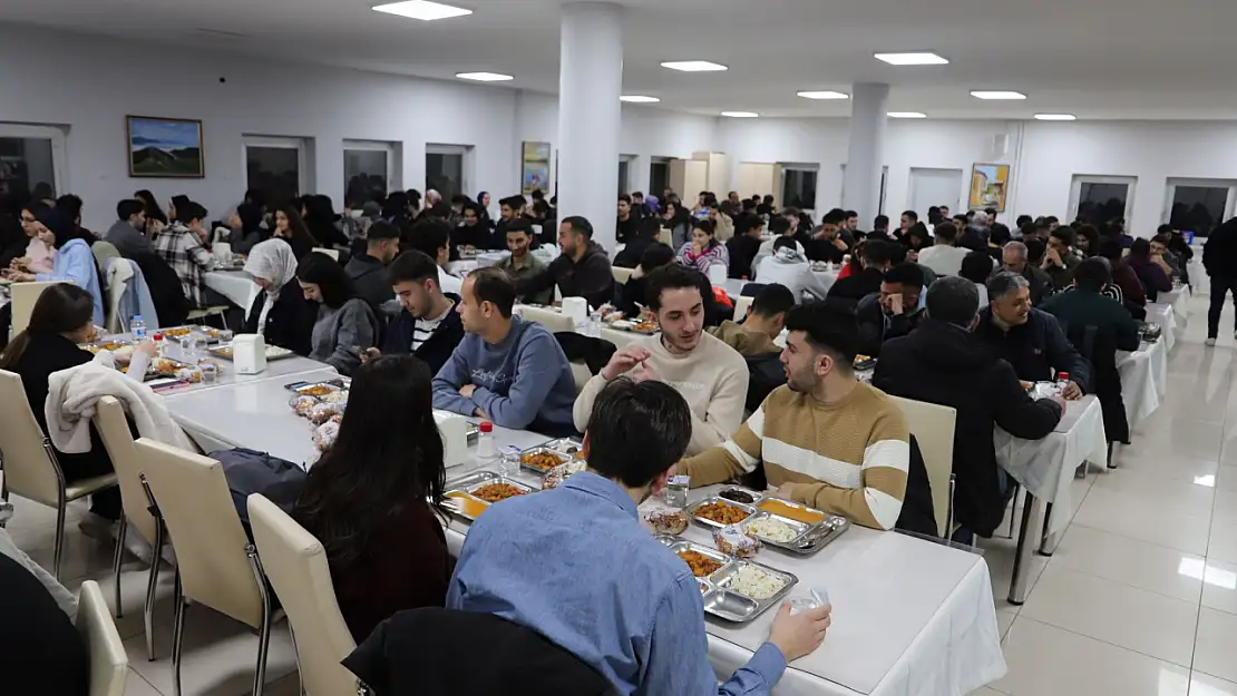 Fırat Üniversitesindeki iftar sofrası gönülleri birleştiriyor