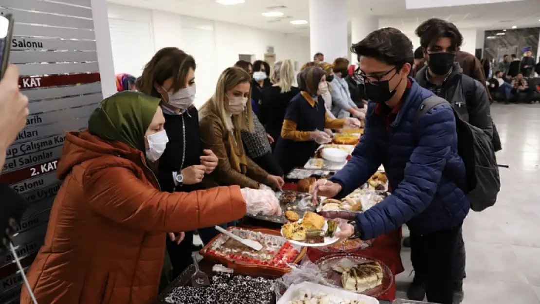 FÜ Kadın Kolları, öğrencilere ikramda bulundu 