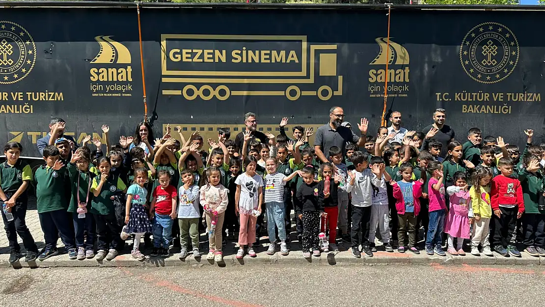 Gezen Sinema Tırı Elazığ'da binlerce çocuğu sinemayla buluşturuyor