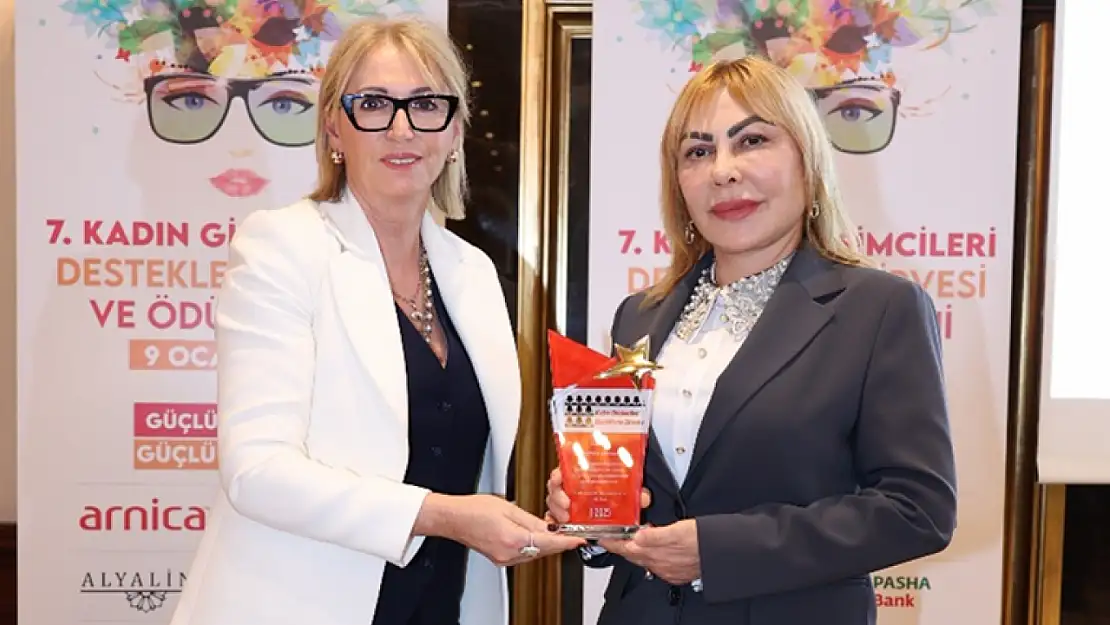 Girişimci kadınların destekçisi Prof. Dr. Yasemin Açık'a YAPDER'den ödül