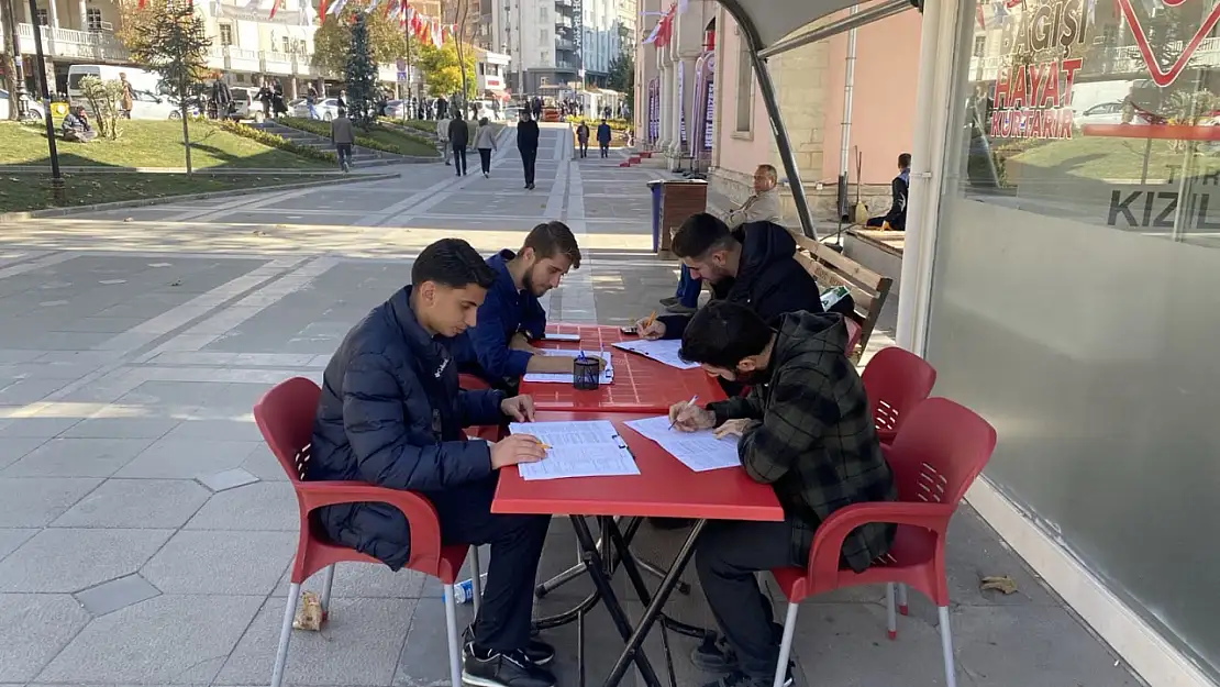 Hüda Par Elazığ Gençlik Kolları'ndan kan bağışı