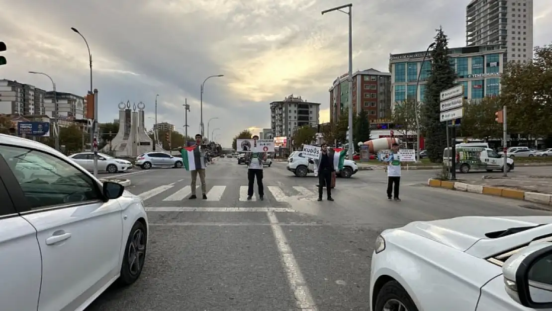 HÜDAPAR'lı gençler farkındalık için trafiğe çıktı 