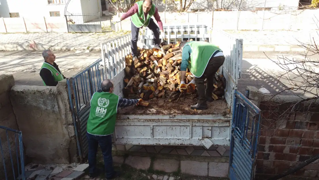 İHH'dan soba ve yakacak yardımı