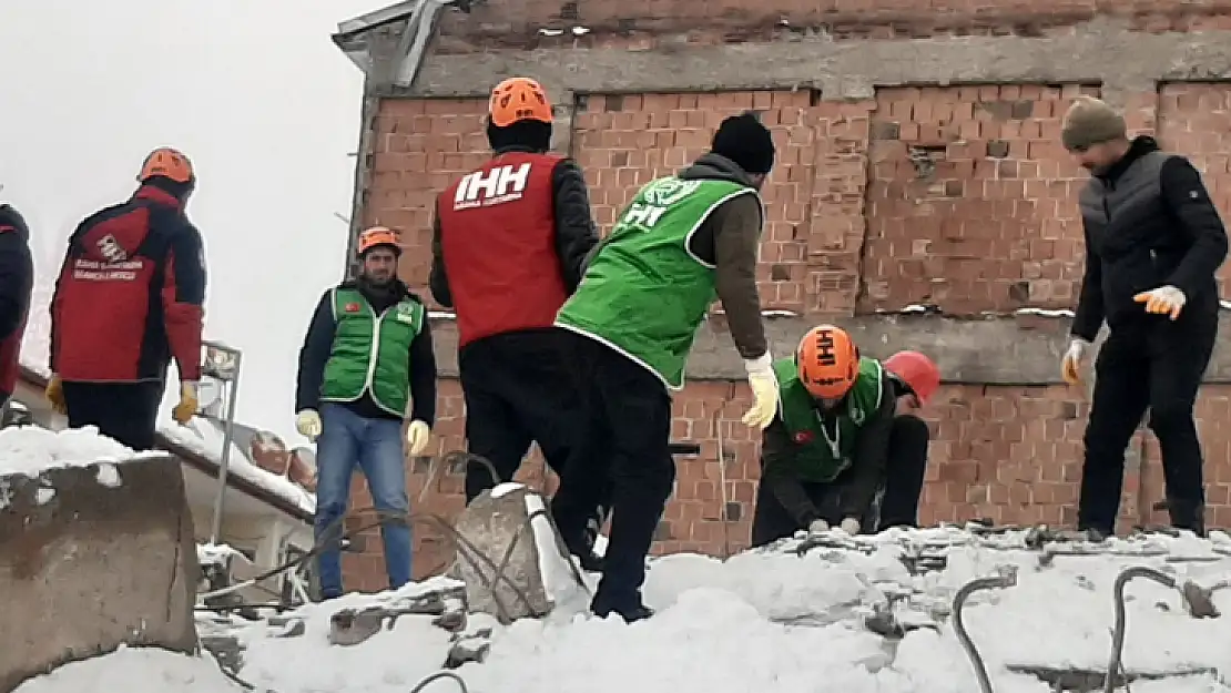 İHH Elazığ İnsani Yardım Derneği deprem bölgesinde