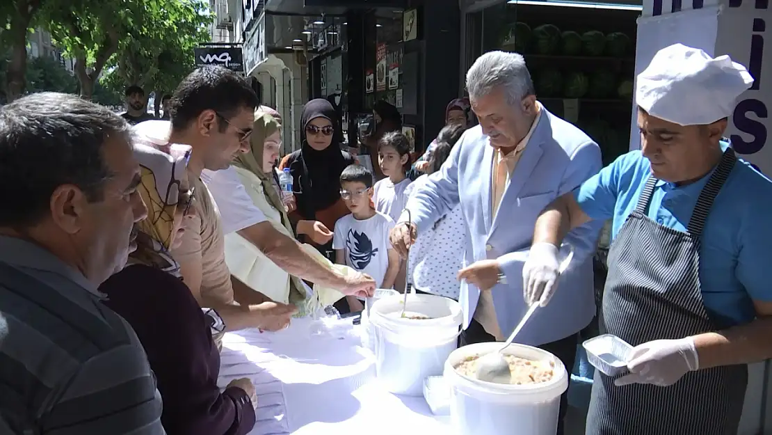 İş İnsanı Aytunç Sunguroğlu'ndan aşure ikramı