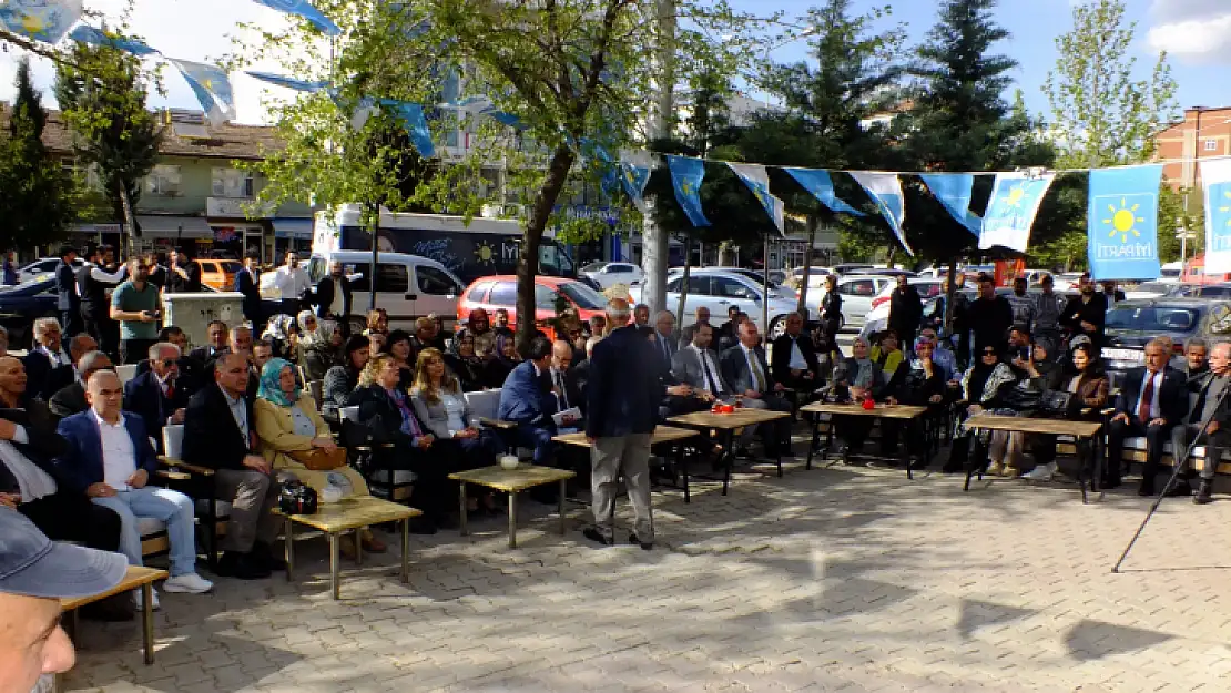 İyi Parti Skm açılışında konuşan Sönmez'e vatandaşlardan yoğun ilgi