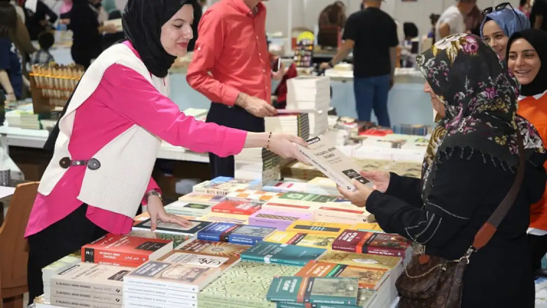 Kitap Fuarı'na vatandaşların yoğun ilgisi sürüyor 