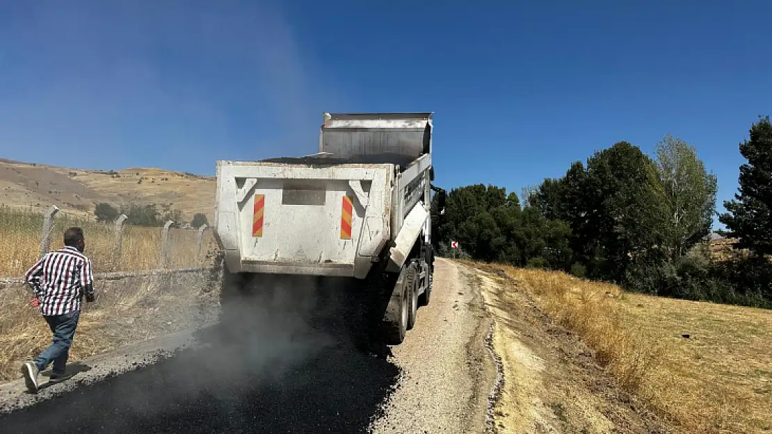 Kovancılar'da yol yapım çalışmaları sürüyor