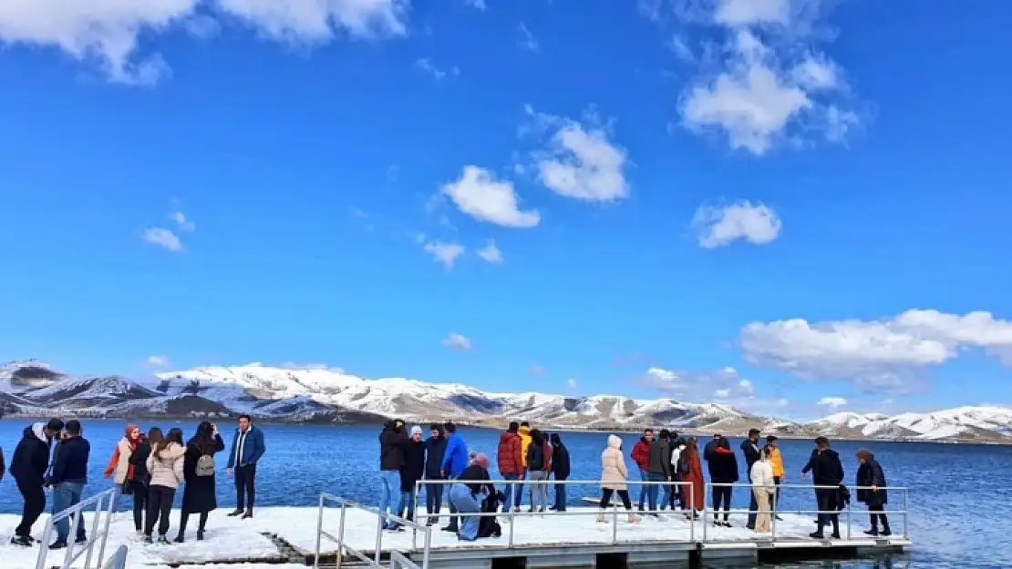 Masa tenisi sporcuları Elazığ'ı gezdi 