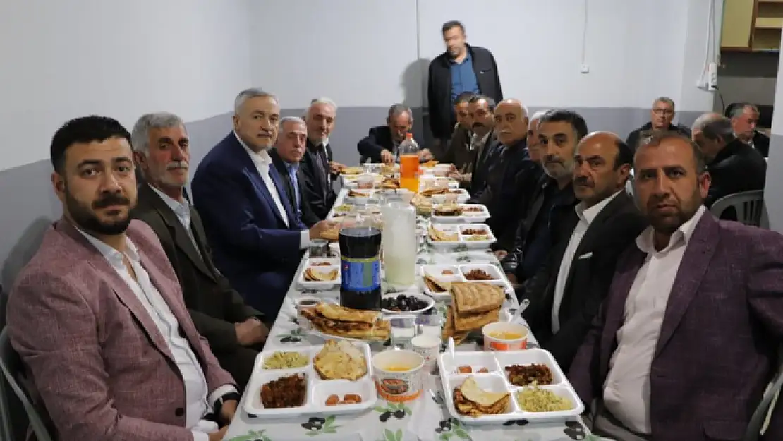 Merkez köy muhtarları derneğinden iftar programı 