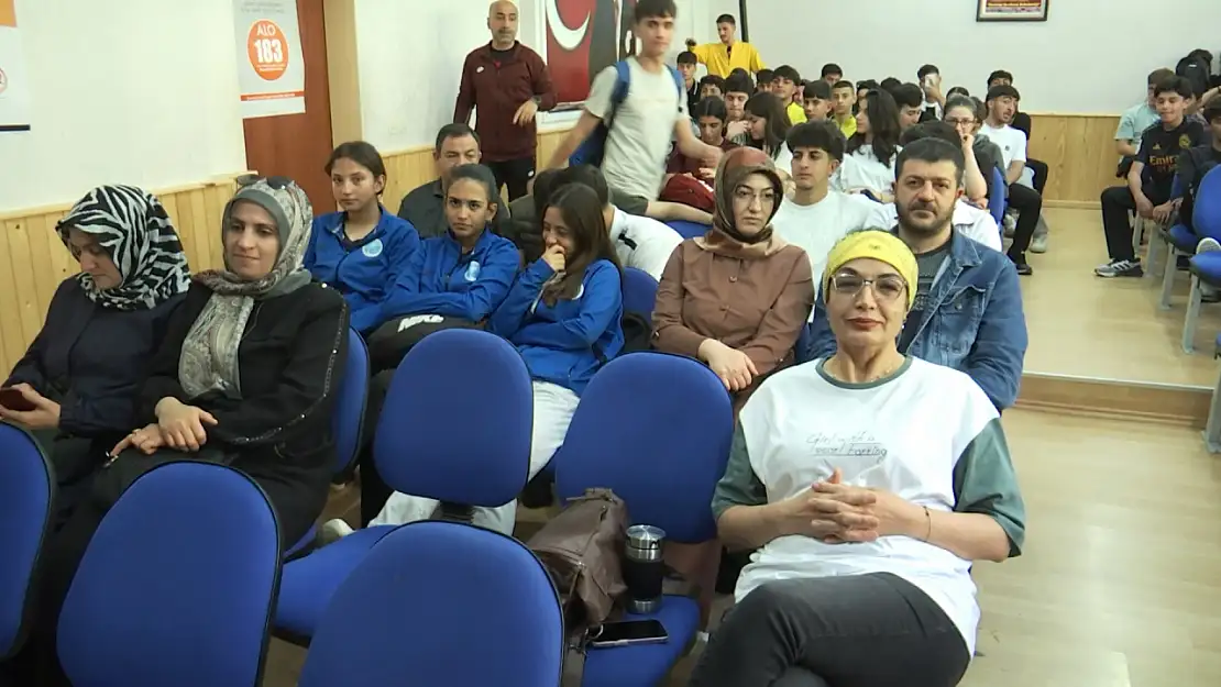 Öğrencilerin tiyatro oyunu beğeni topladı