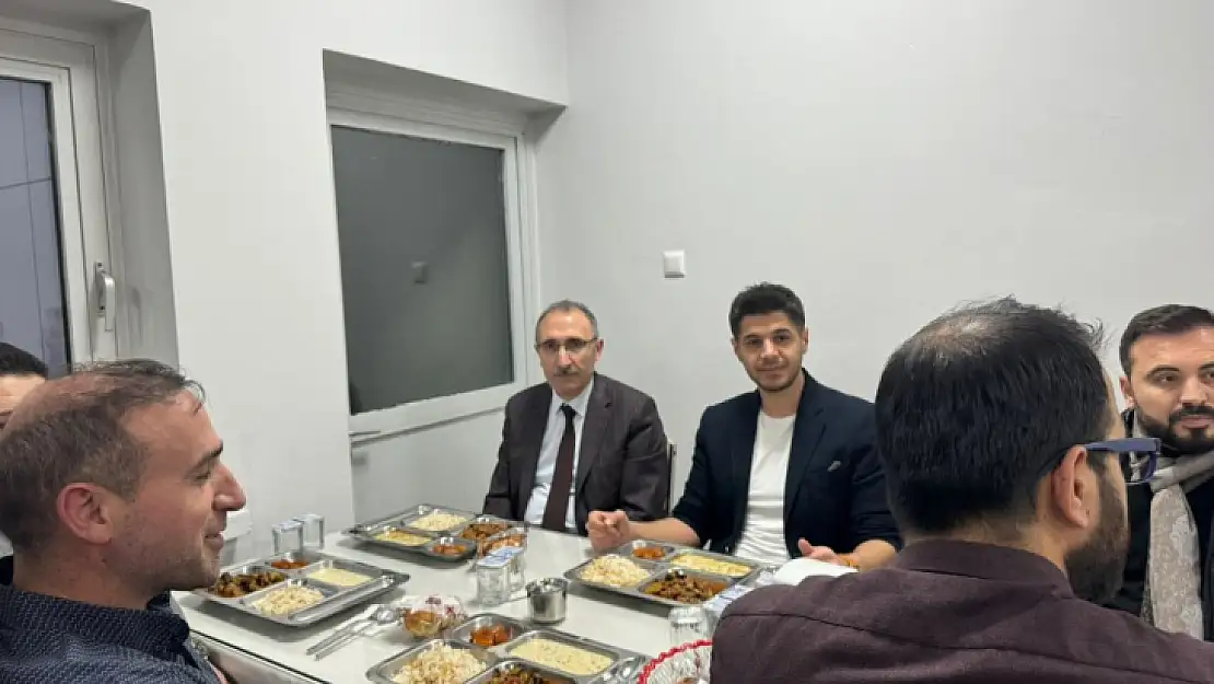 Öğrencilerle birlikte iftar yaptılar