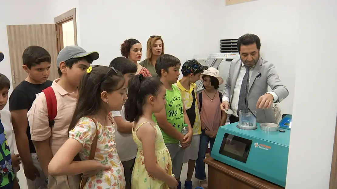 Prof. Dr. Yakuphanoğlu, çocuklara bilimsel çalışmalarını anlattı