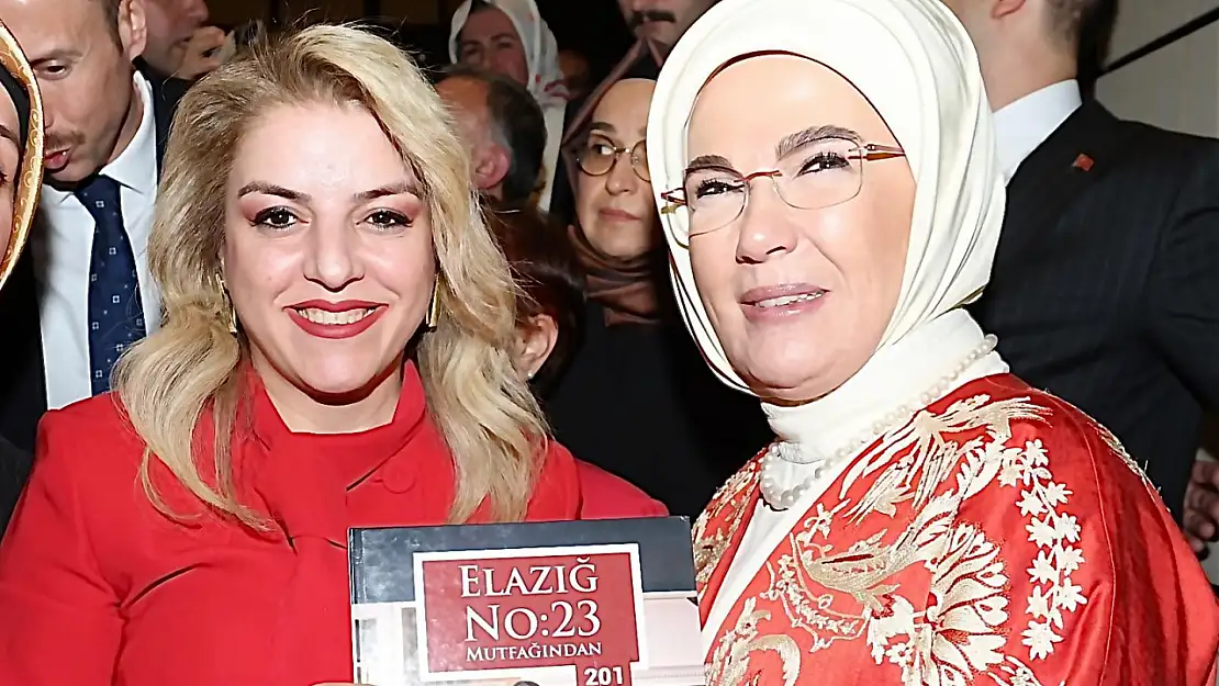 Seyran, Emine Erdoğan'a, Elazığ No:23 mutfağı kitabını hediye etti