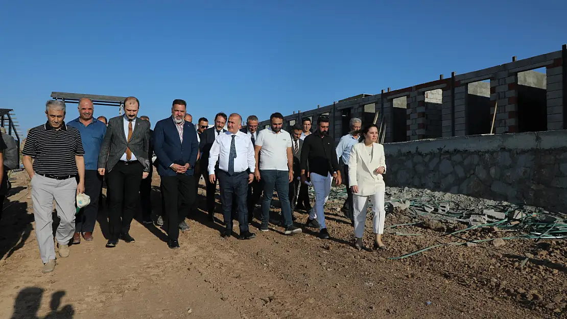 Vali Hatipoğlu, sokak hayvanları barınağında incelemelerde bulundu
