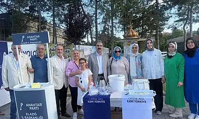 Anahtar Parti'den aşure ikramı