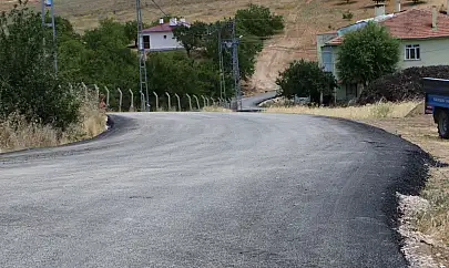 Elazığ İl Özel İdaresi yol yapım çalışmalarını sürdürüyor