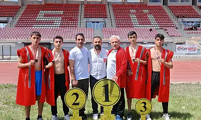 Elazığ'lı güreşçilerden gururlandıran dereceler