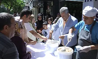 İş İnsanı Aytunç Sunguroğlu'ndan aşure ikramı